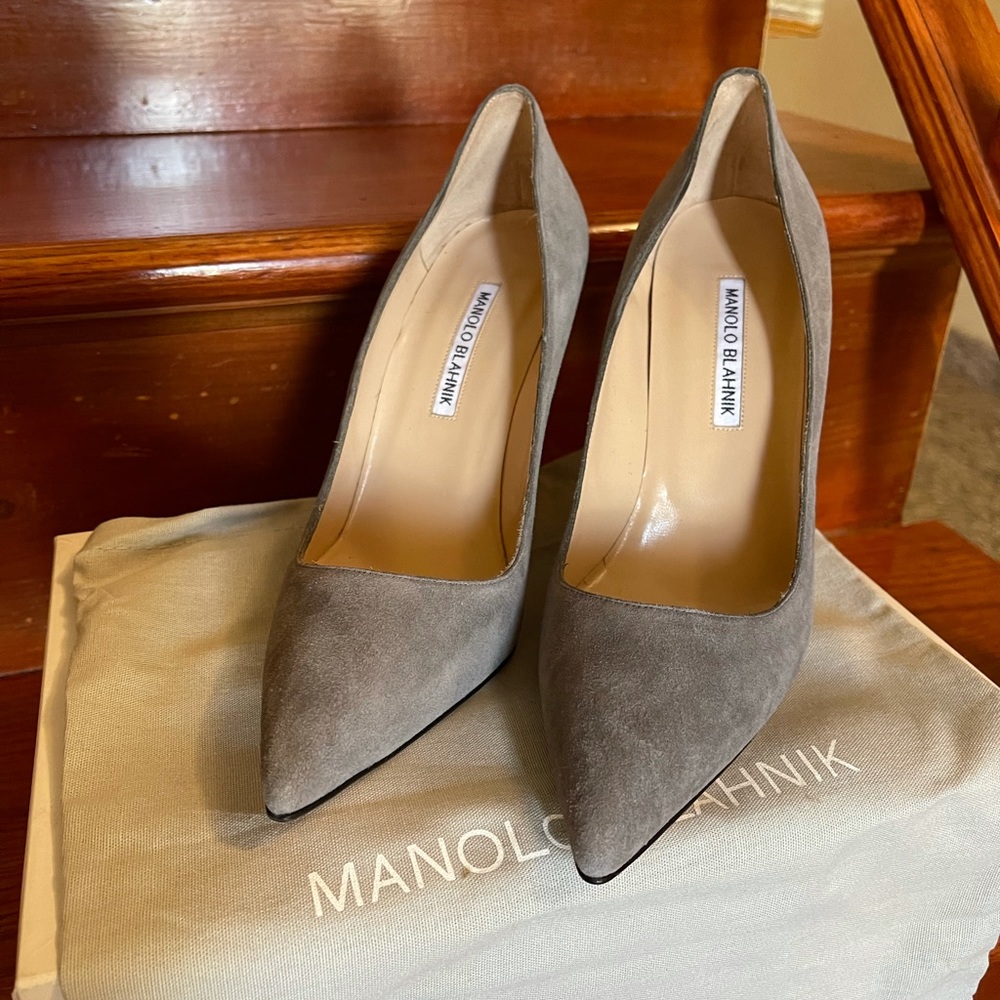 MANOLO BLAHNIK GRAY SUEDE PUMP.